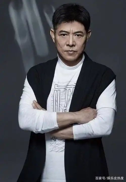 57岁李连杰重归颜值巅峰,状态回春容光焕发,身材强壮年轻20岁_成龙