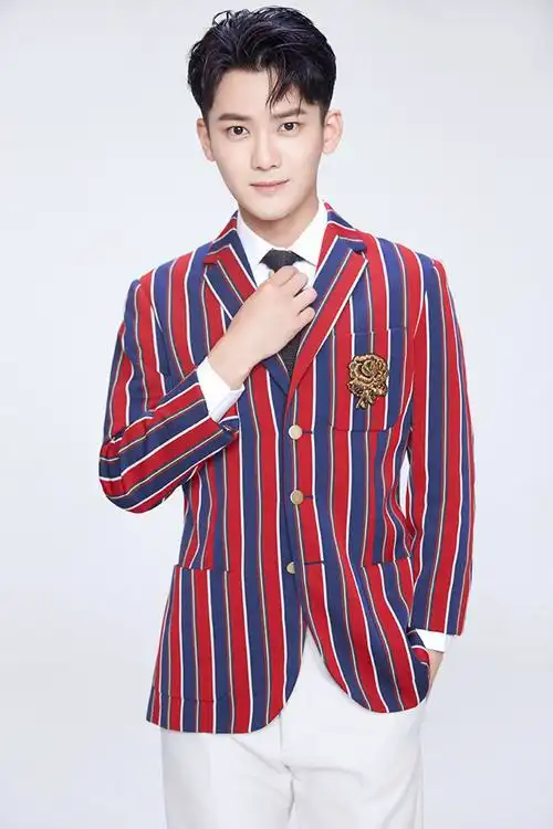 熊梓淇西装写真曝光演绎俏皮禁欲诱惑