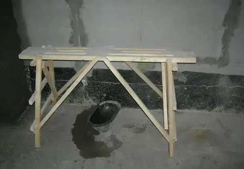 2,瓦工登高用的马凳,放在客卫里照的照片,凳子下黑色的是公司安装的