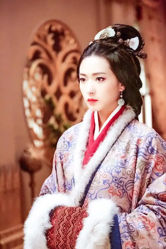 古装的万茜太令人着迷,明明清新如兰不食烟火,却别有妩媚风情