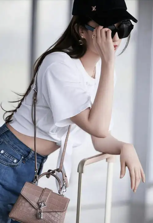 刘亦菲终于换风格了,穿白t恤牛仔裤露小蛮腰,看似简单却显高级