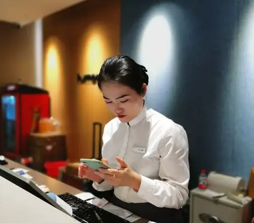 位于三亚湾解放路的如家宾馆,前台热情接待.大约每天220元.