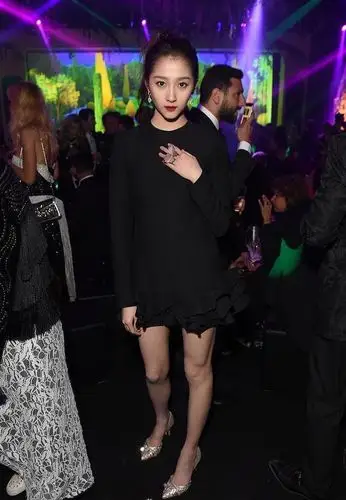 关晓彤和唐嫣同穿短裙两人身高只差1厘米谁是腿精一目了然