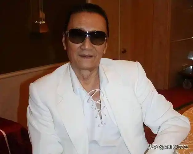 谢贤的长相英俊帅气,出演过很多经典作品,当时谢贤就被周星驰邀请去