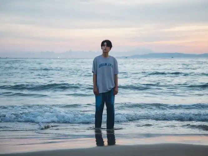 张新成这世界总会让你遍体鳞伤好治愈##张新成迷你专辑2022太空漫