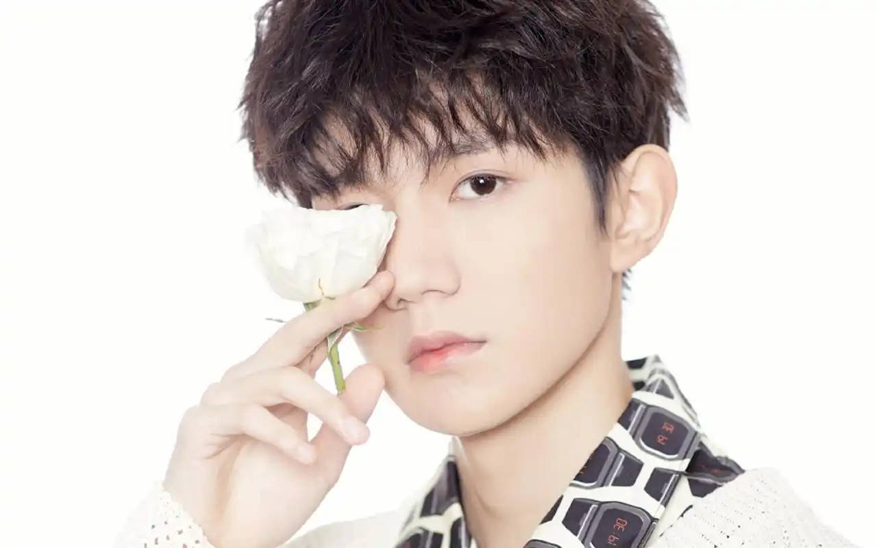 王源清新帅气写真图片桌面壁纸