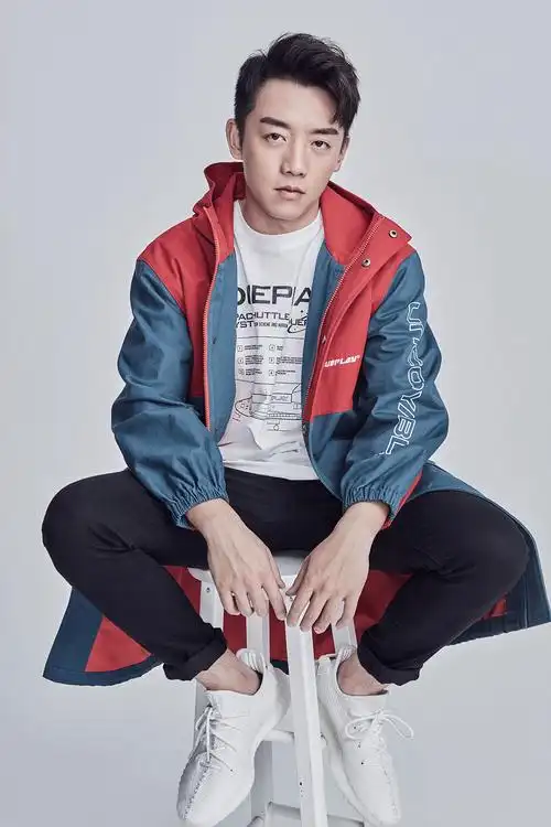 郑恺化身冬日潮男 酷帅不羁chic感十足