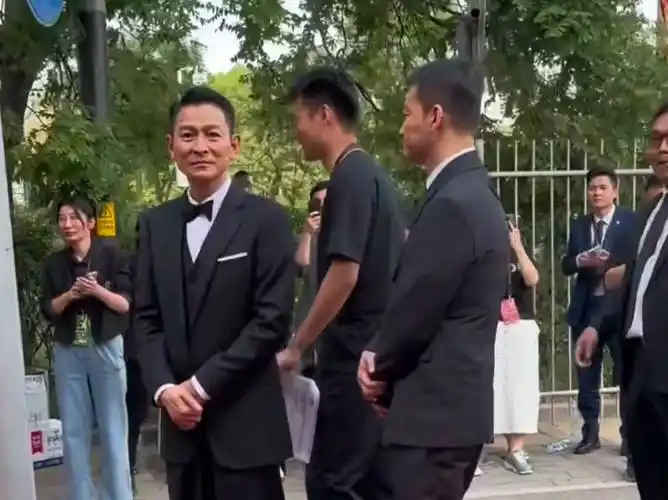 看刘德华的身高,终于知道港片为什么好看了_明星_内地_现实