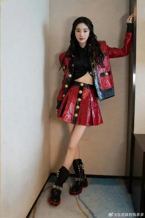 杨幂红皮衣短裙