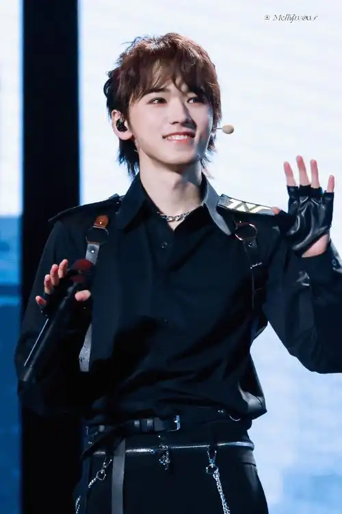 宋亚轩楼外楼演唱会##时代少年团叁重楼暨出道四周年演唱会##今日星