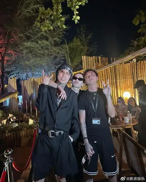 王嘉尔在普吉岛举办30岁生日趴,父母及一众好友陪伴在他身旁,大家一