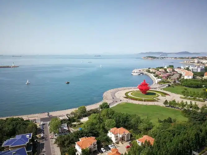 红瓦绿树,碧海蓝天