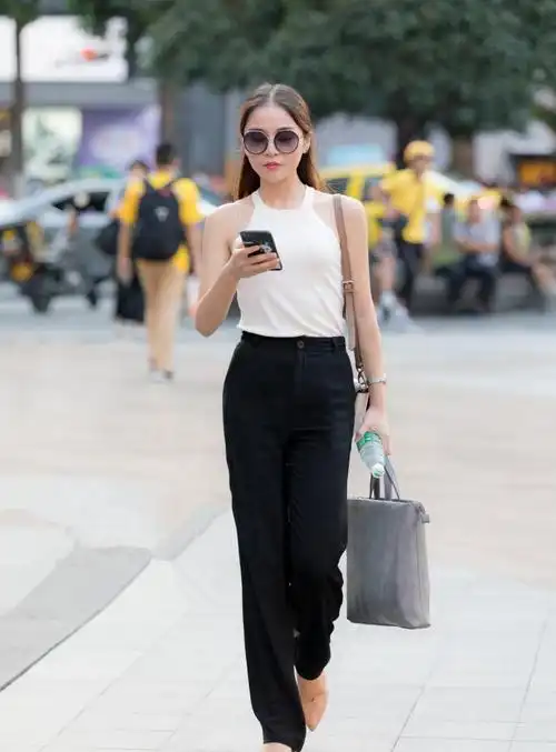 67路人街拍小姐姐笑靥如花长相精致有种初恋的感觉