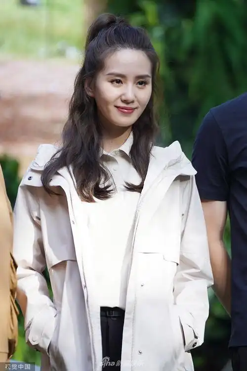 组图刘诗诗梳半马尾青春元气满分无惧近距离怼脸拍皮肤白嫩