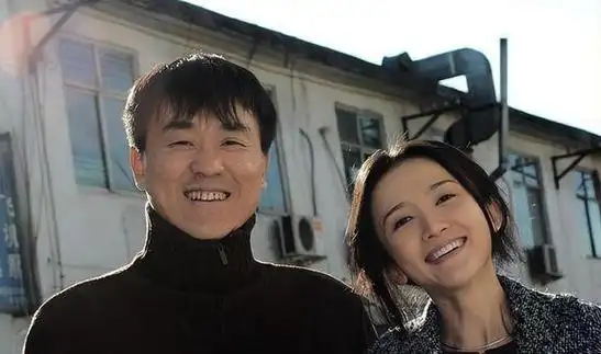 突然,1997年,何冰接到了老同学李海洋的电话.