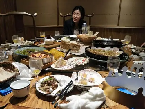 女婿女儿在饭店给他爸过生日