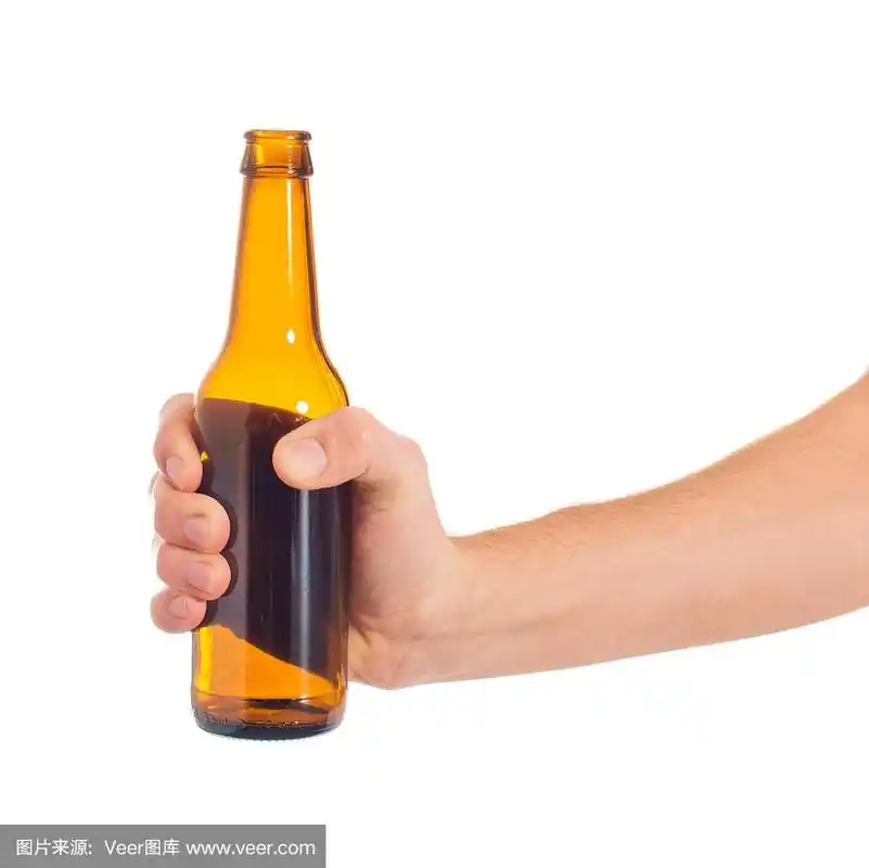 手握空啤酒瓶的特写
