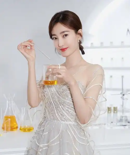 王丽坤再现逆生长,镂空纱裙出席活动现场,曼妙身姿仙气飘飘