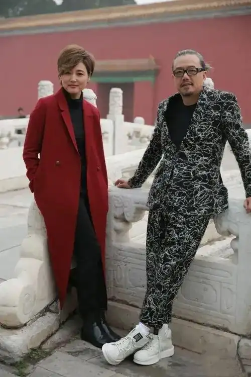 张延私下也是男人婆风格走红毯穿奶奶裙平底鞋完全不当回事