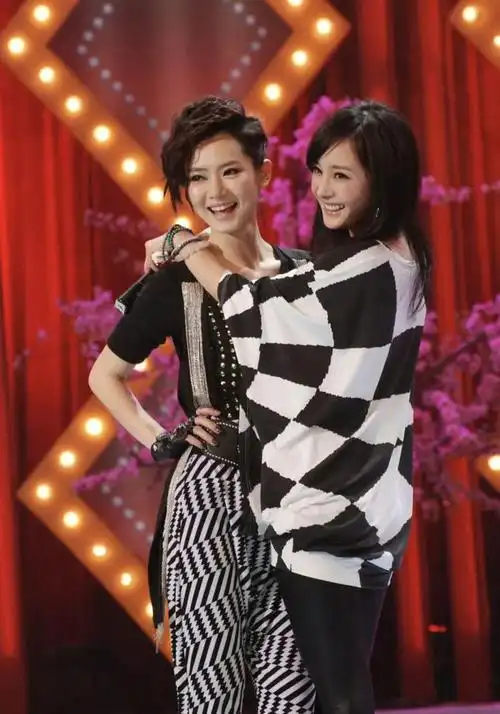 戚薇拉踩杨幂?蒋依依劣迹实锤?《歌手》外援被举报?