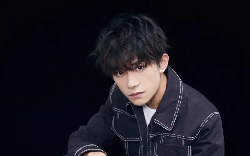 > || 更新时间:2018-07-19 颜色分 黑色 关键词:  易烊千玺 帅气 小