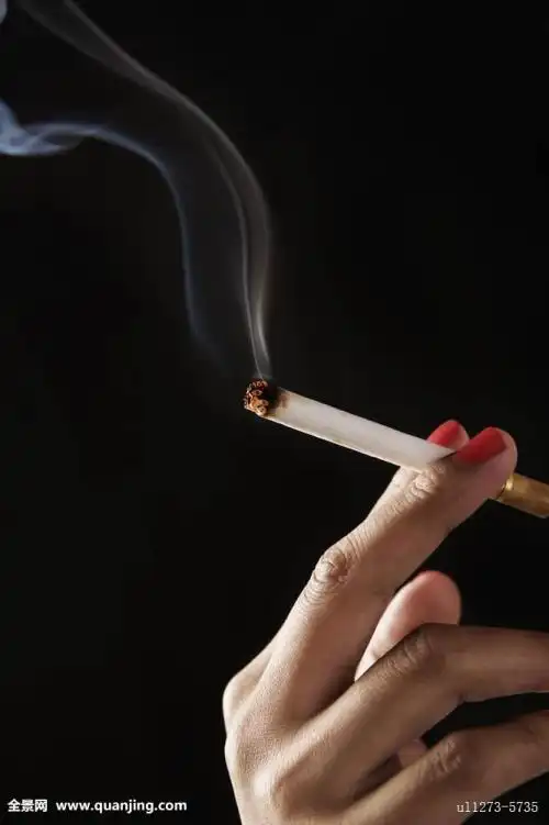 手拿烟的照片真实照片手拿一根烟的真实照片