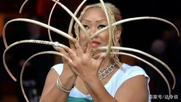 记"世界上最长指甲(女性)拥有者"的生活日常