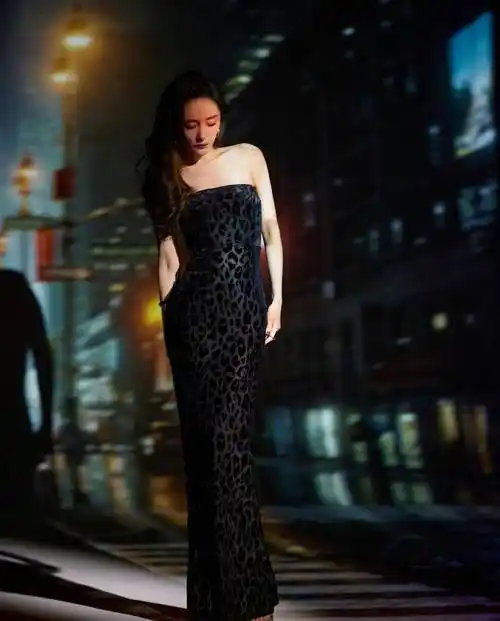 眼睛 杨幂的身材真的绝了!黑色鱼尾裙凹凸有致,仔细一看居然暗藏玄机