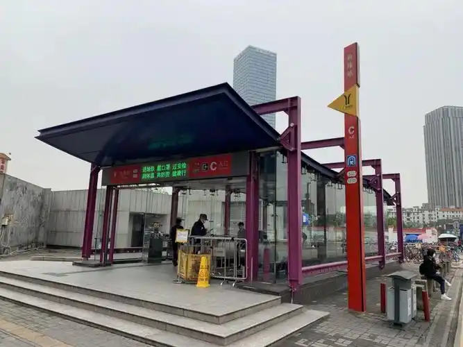 广州第二cbd的鱼珠板块,项目紧邻茅岗路,距离地铁5号线 13号线的换乘