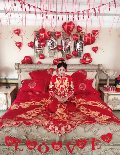 惠若琪坐在婚床上一脸幸福.