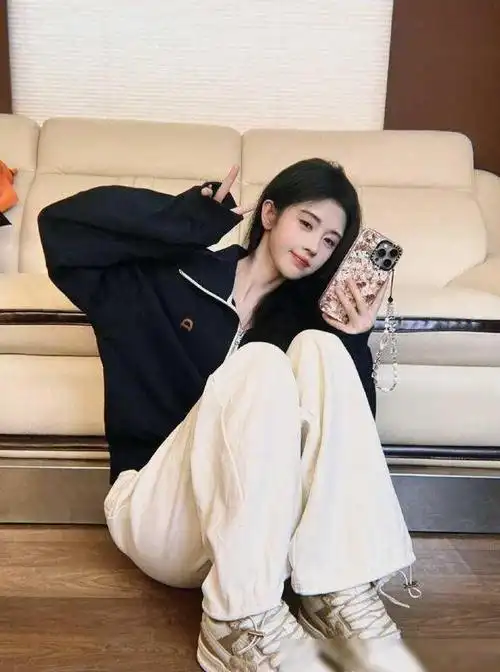 在这组照片中,鞠婧祎的纤细美腿无疑成为了最大的看点.