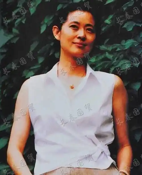 倪萍青涩旧照曝光,五官精致被赞颜值巅峰