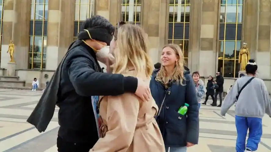 上周意大利华人在佛罗伦萨街头发起戴口罩蒙眼站立"快闪"活动之后.