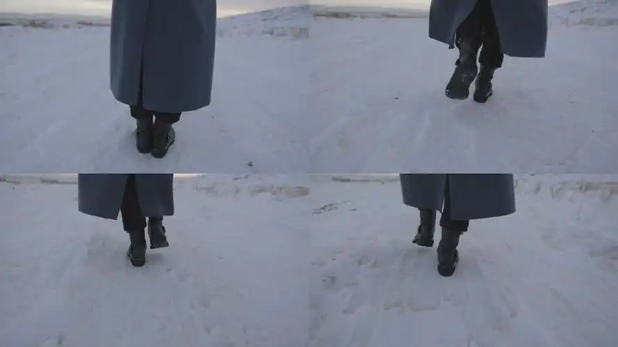 冬天女人走在雪地里的脚步特写