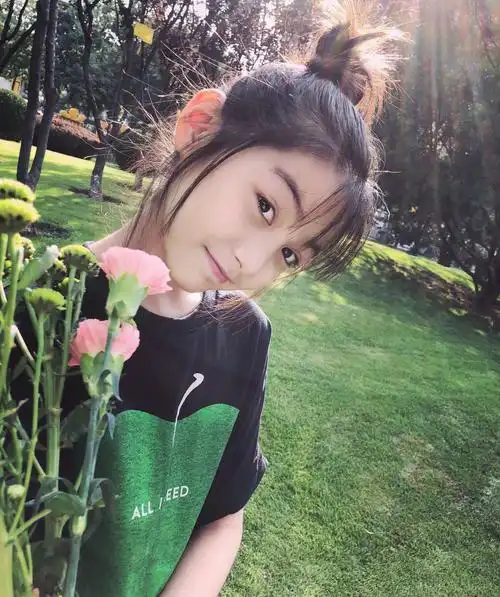 11岁的年纪该如何穿?照着小顾里穿就好,简约却很洋气