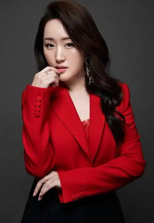 "甜歌女神"杨钰莹衣品在线,红色西装搭配黑色裙裤,48岁一枝花