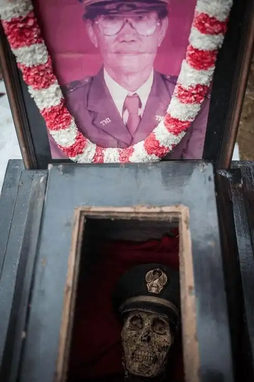 这个"复活仪式"太吓人 挖出尸体后 穿上新衣服戴上墨镜