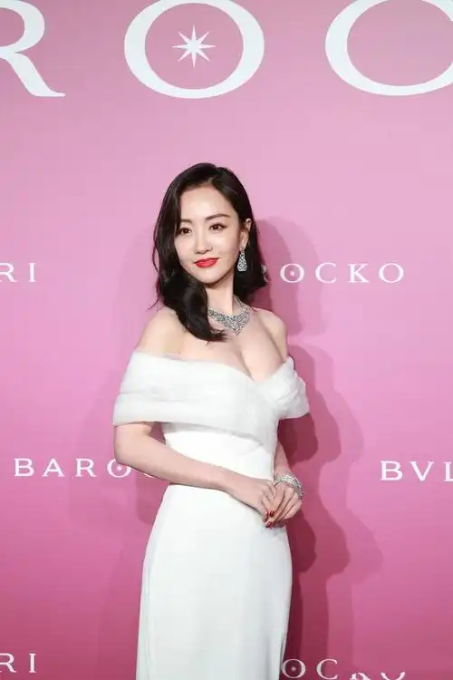 杨蓉才是人间水蜜桃穿一字肩纱裙秀凹凸感外国老头看呆了