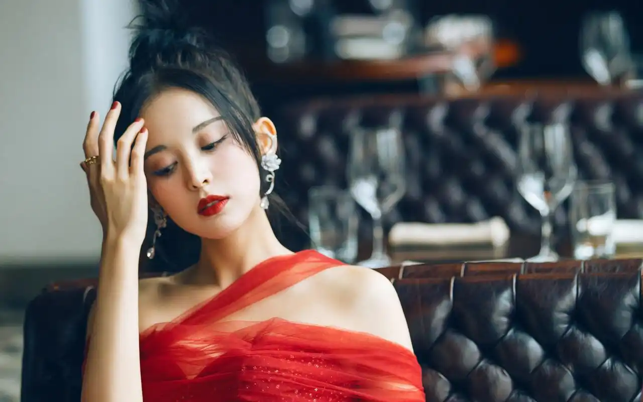 古力娜扎酒吧性感高清桌面壁纸