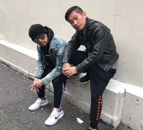 周杰伦晒与化妆师杜国璋合影 墨镜黑帽遮面凹造型