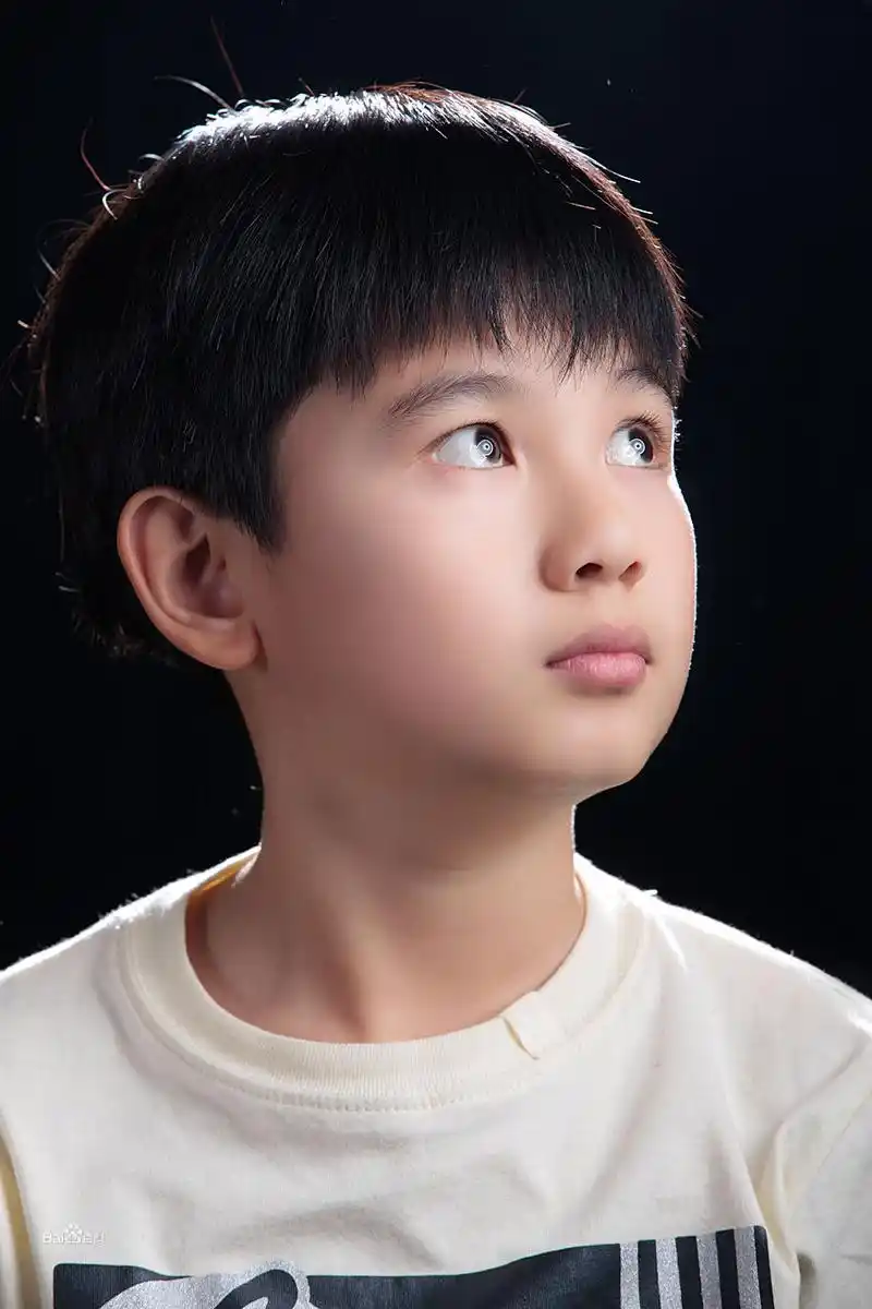 胡先煦是剧中"三人组"中的那个小男生,很阳光的一个形象.