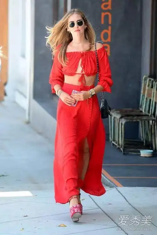 贝拉-哈迪德确实是个红色的死忠粉,她外出时候的红色露肩针织衫
