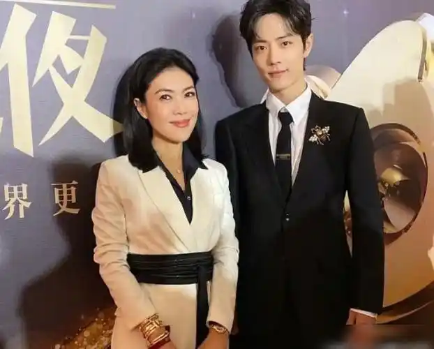 肖战不管跟谁合照都一脸疏远,唯独遇到这个女孩,在一旁偷偷窃喜