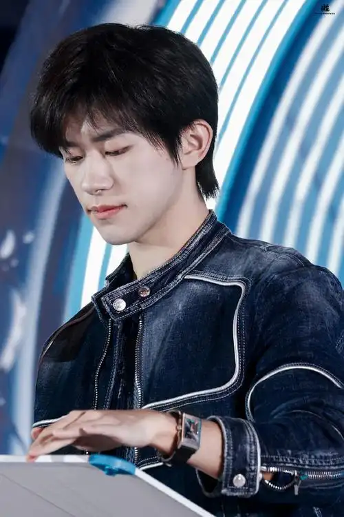 清扬品牌代言人易烊千玺##易烊千玺破洞针织内搭