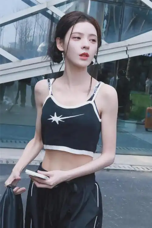 张予曦穿黑色运动背心惊艳亮相,小蛮腰与脸同宽,颜值与身材并存|乘风2