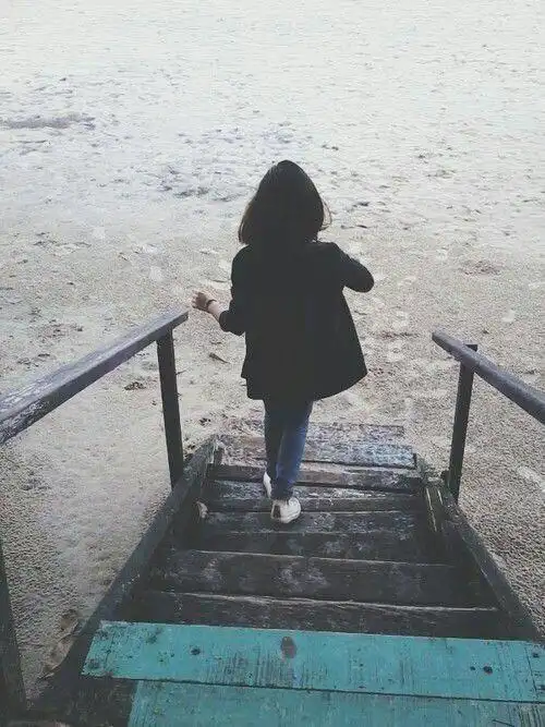 长发美女的背影美女图片二