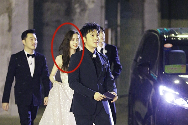 跑男开录,大家只关注蔡徐坤给baby提裙子,却忽视出场的站位