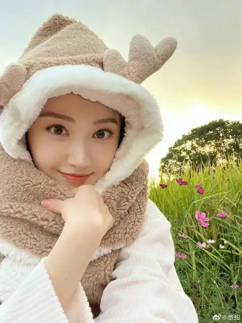 景甜晒周五车内自拍##景甜黄色居家服自拍二宫格