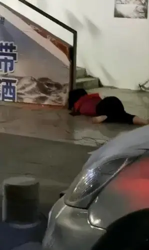 悲剧!揭阳某广场附近一红衣女子坠楼,倒地不起