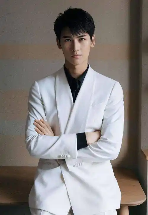 被黄俊捷186身材馋到了,气场撑起一身"原谅色",不愧是神颜_西装_黑色